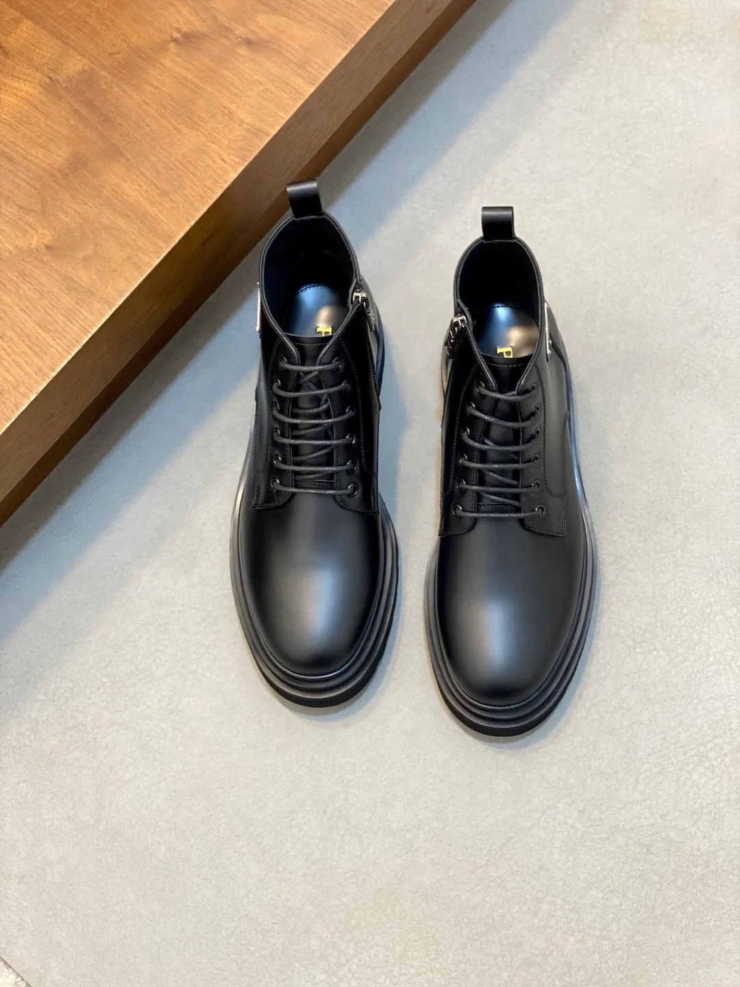 Men's men's shoes💰900 Prada/Prada Thick-soled formal wear shipped, same style at the counter, top-quality goods produced in Dongguan, those who know the goods should hurry up and start! New men's casual leather shoes, imported calfskin, shiny and translucent leather, uniform leather holes, fine texture, splicing and sewing technology, soft, comfortable and wrinkle-free, elegant Derby shoe shape, thickened and heavy-duty made, high-quality products that kill all currencies in the market, standard gold-label cowhide feet, calfskin lining, thickened rubber sole, durable and wear-resistant, ultra-light material, extremely comfortable for the upper foot, smooth surface, splicing lines, two styles to choose from, complete packaging! Size: 39-40-41-42-43-44 (45 customized) leather shoes